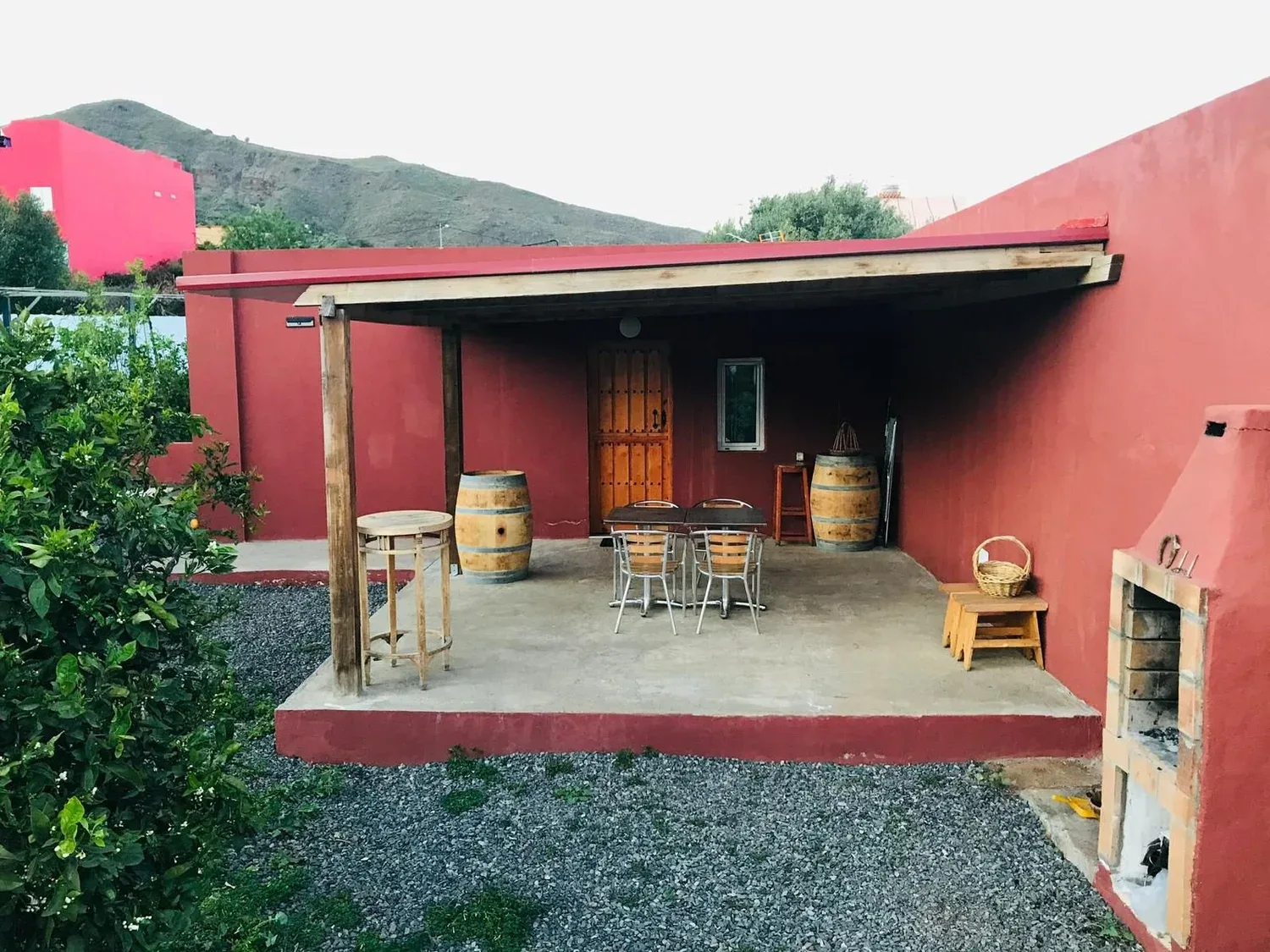 Porche del proyecto Telde 2 terminado, fachada tierra rojiza